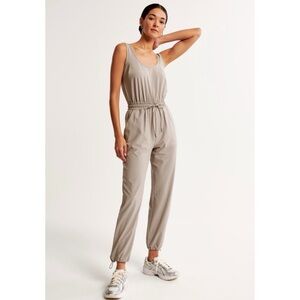 Abercrombie & Fitch Traveler Jumpsuit in Gray - Size ST